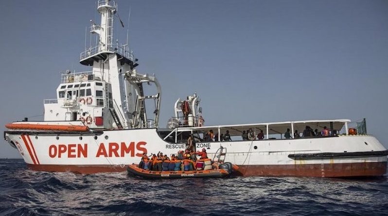 Open arms loď migranti moře 2