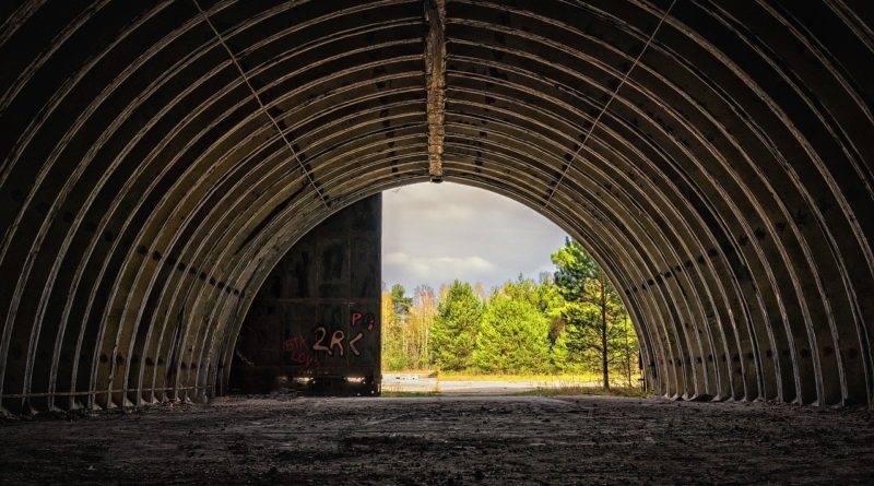 hangar Fotka od Peter H z Pixabay