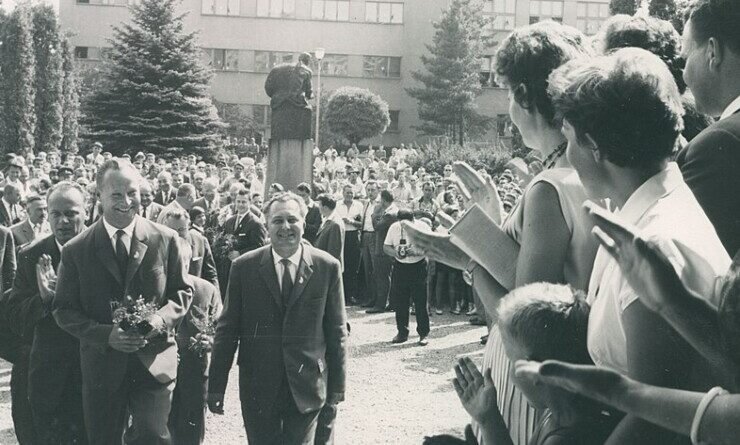 Alexander Dubcek pred budovou Matice slovenskej 740x494 1