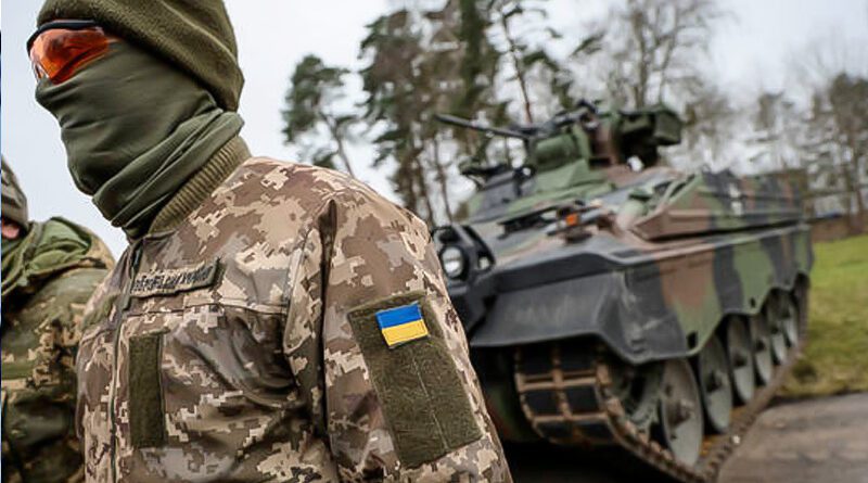 An Ukrainian soldier translator stands in front of a Marder infantry fighting vehicle. © FOCKE STRANGMANN : AFP
