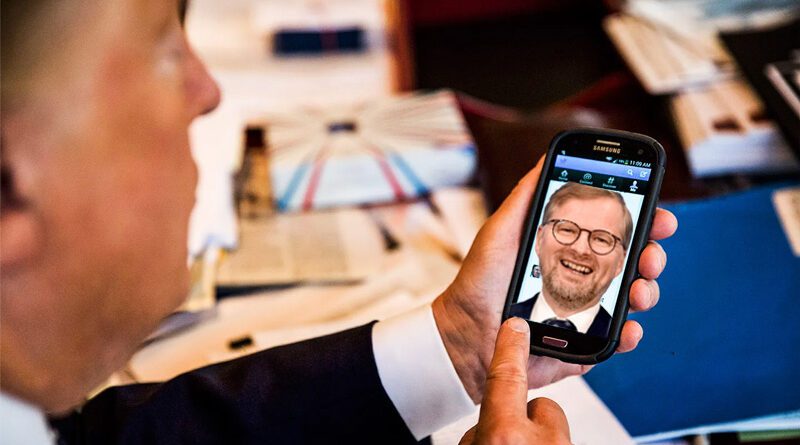 Trump fiala telefo