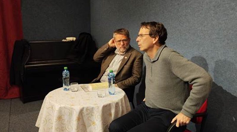 Michal Semín a Petr Drulák na besedě v Plzni přilákali plný sál posluchačů. Foto Václav Fiala