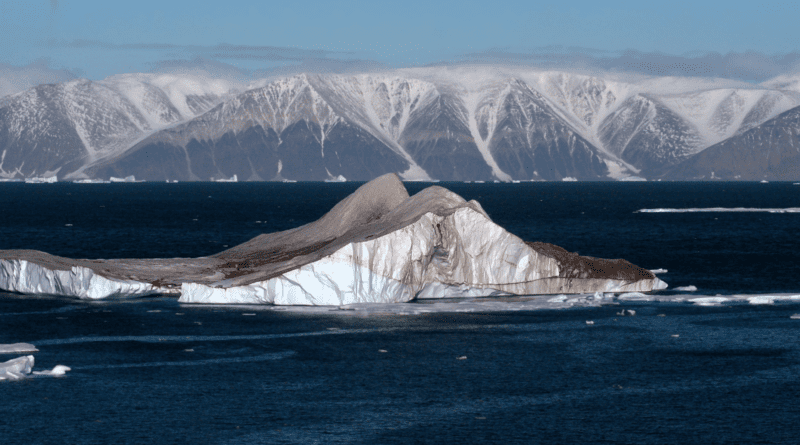 Icebergs in the High Arctic 20050907